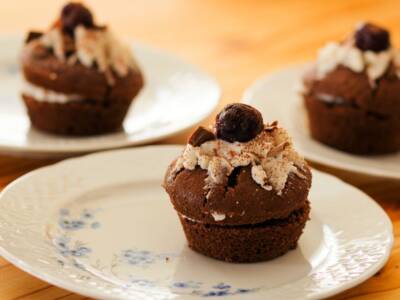 Mini cake foresta nera: la ricetta delle tortine con cioccolato, panna e ciliegie