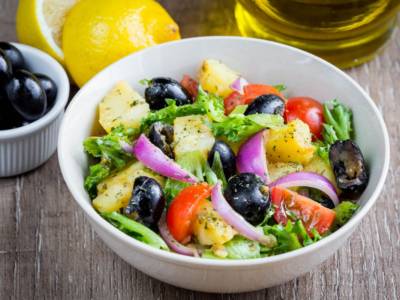 Insalata di patate e cipolle con feta greca