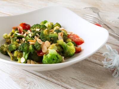 Broccoli con pomodori secchi e mandorle