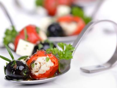 Involtini di peperoni con feta e olive, facilissimi e sfiziosi