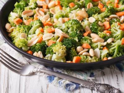 Insalata di broccoli e carote con frutta secca e limone