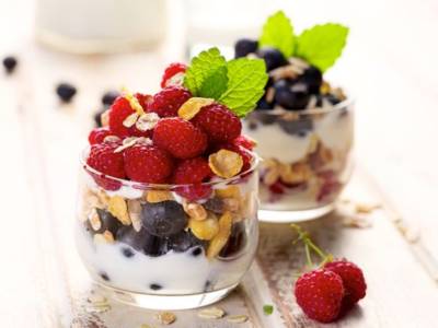 Dessert di yogurt vegano e frutti di bosco