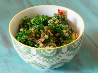 Insalata di quinoa e lenticchie con scarola e pomodori secchi