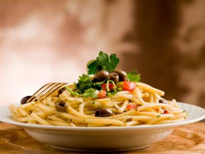 Spaghetti di quinoa con pesto di prezzemolo e olive