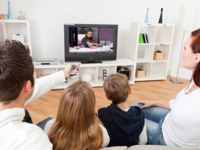 Mangiare con la tv accesa fa ingrassare: meglio la musica!