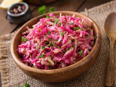 Insalata di daikon barbabietola e noci