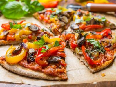 Pizza integrale con verdure grigliate alla senape