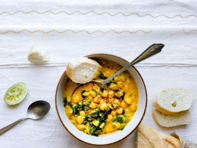 Stufato di ceci con carote e spinaci al curry: l’alternativa salutare alla carne