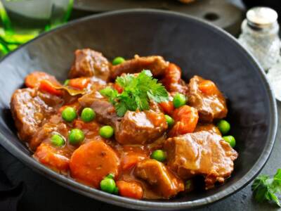 Spezzatino di seitan con piselli e funghi