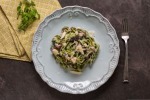 tagliatelle di spinaci con funghi