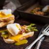 Rotolini di asparagi e bacon con uova in camicia
