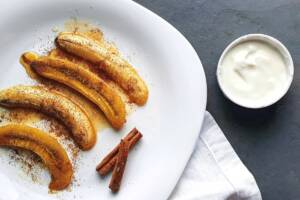 Banane al forno e ciotola con yogurt