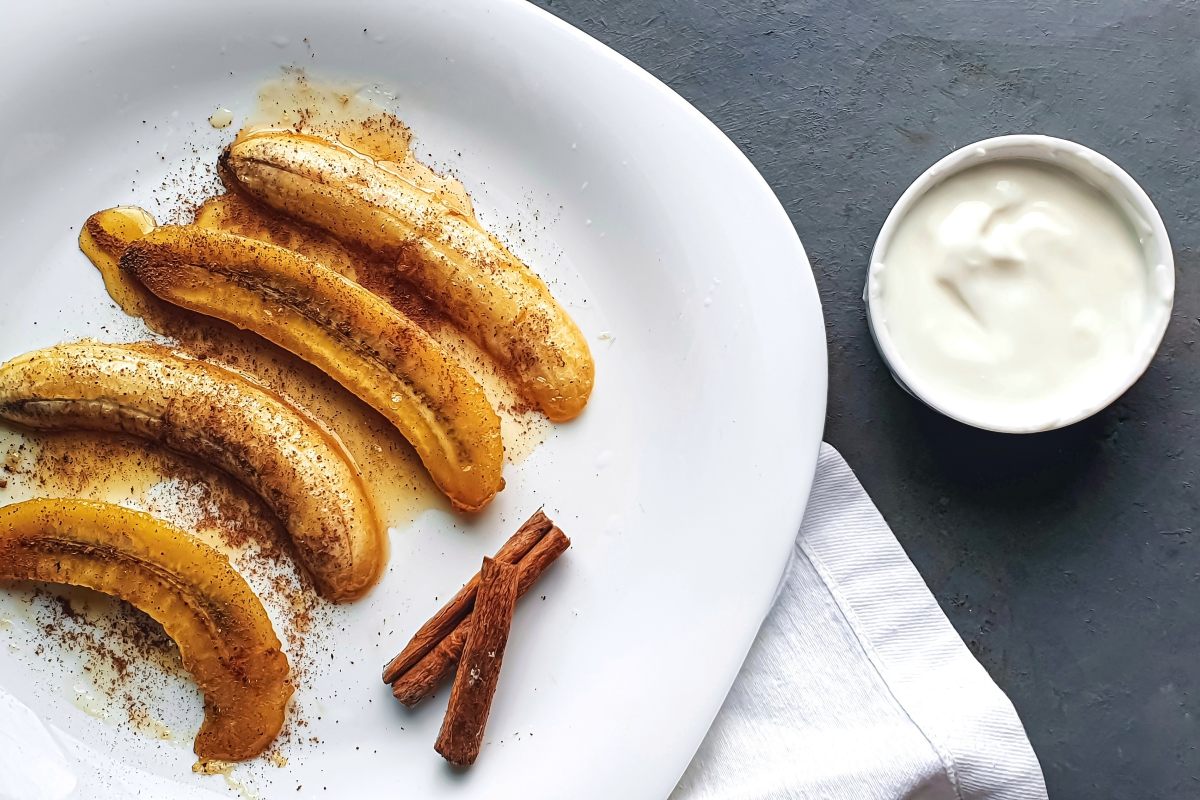 Banane al forno e ciotola con yogurt