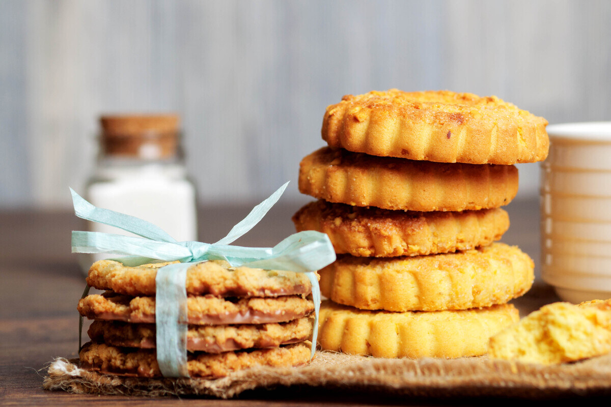 Biscotti fatti in casa tipo frollini uno sopra l'altro