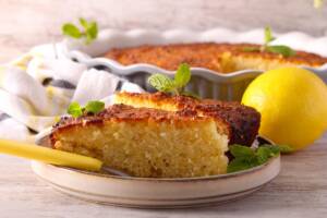 Fetta di torta al limone in primo piano su piattino