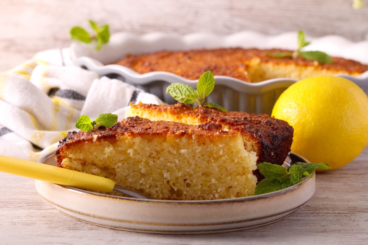 Fetta di torta al limone in primo piano su piattino