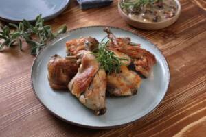 Piatto con coniglio arrosto con erbe aromatiche