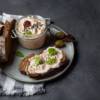 crostini con mousse di aringhe affumicate