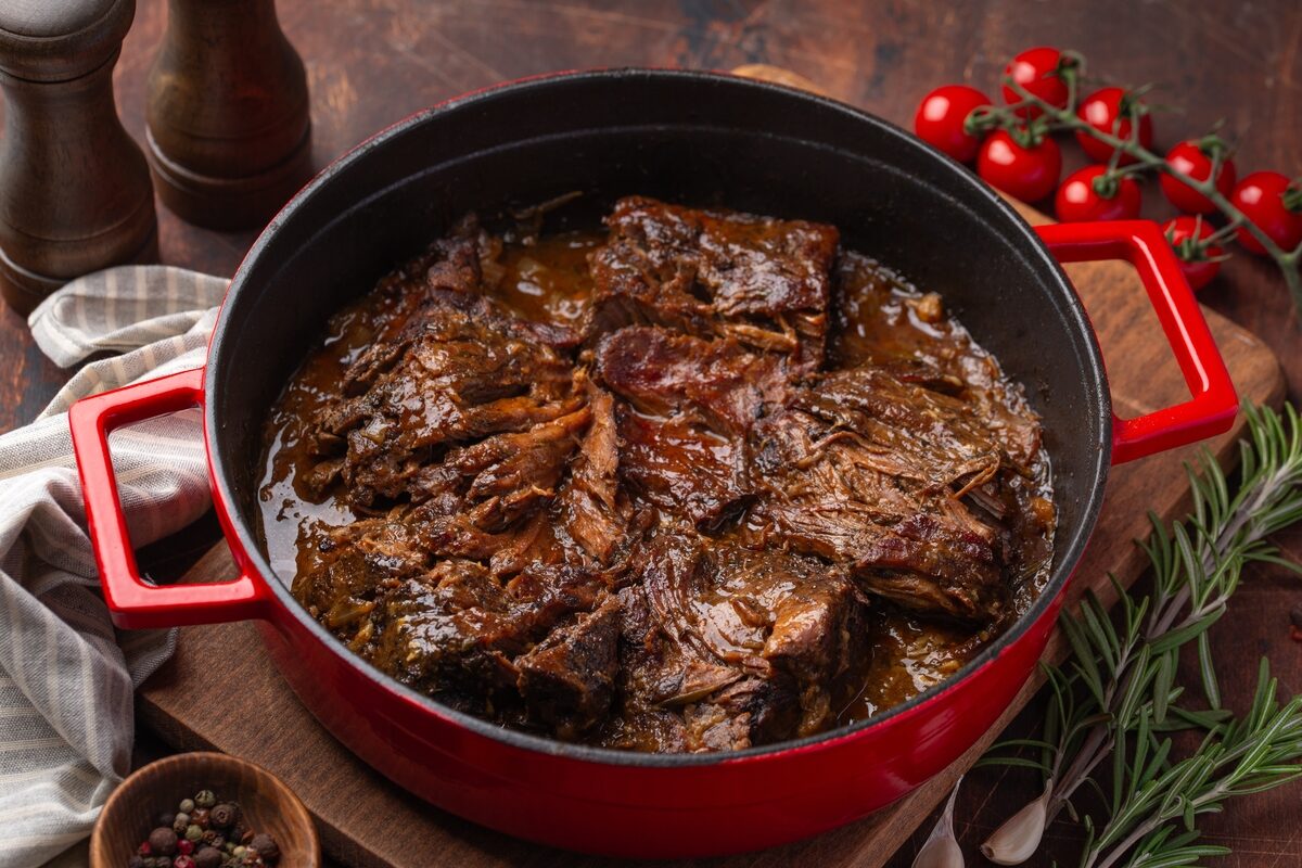 Tegame con carne stufata al vino e pomodoro