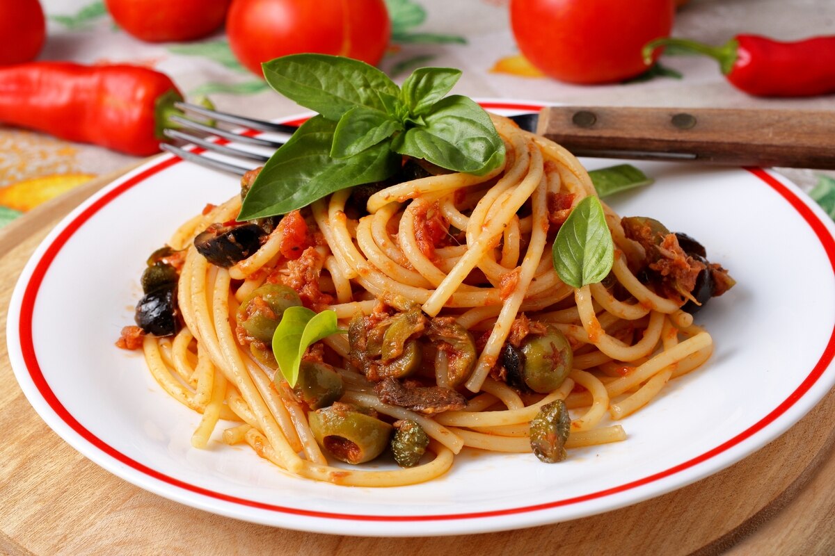 Spaghetti tonno, olive e capperi al pomodoro con basilico