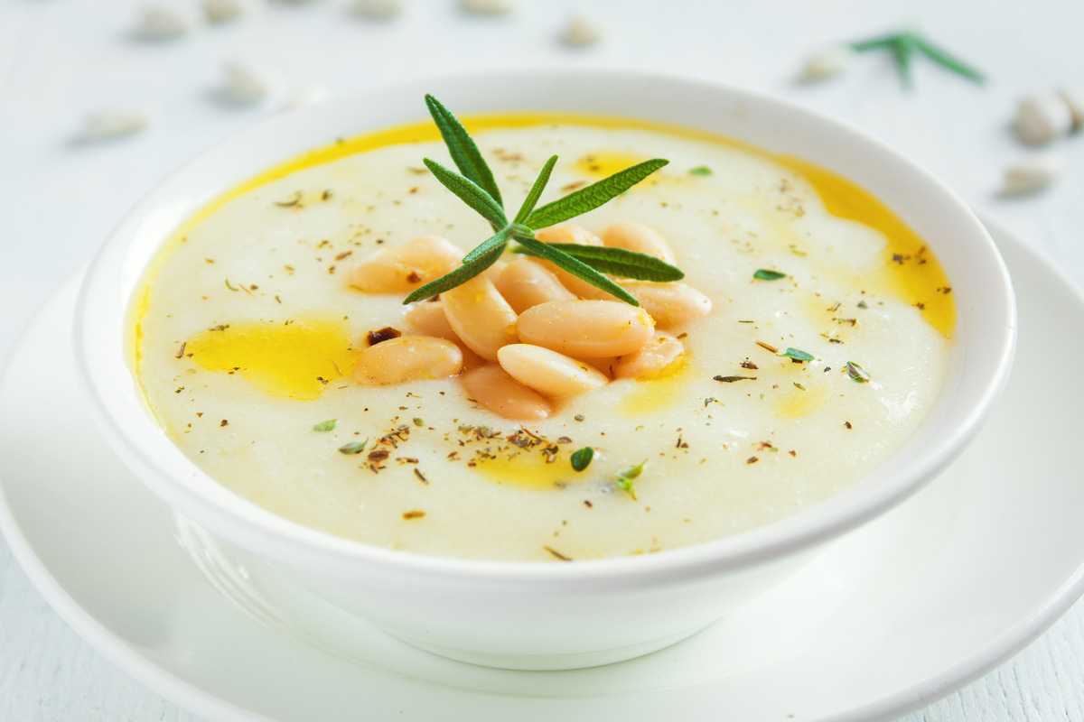 Piatto con vellutata di fagioli bianchi