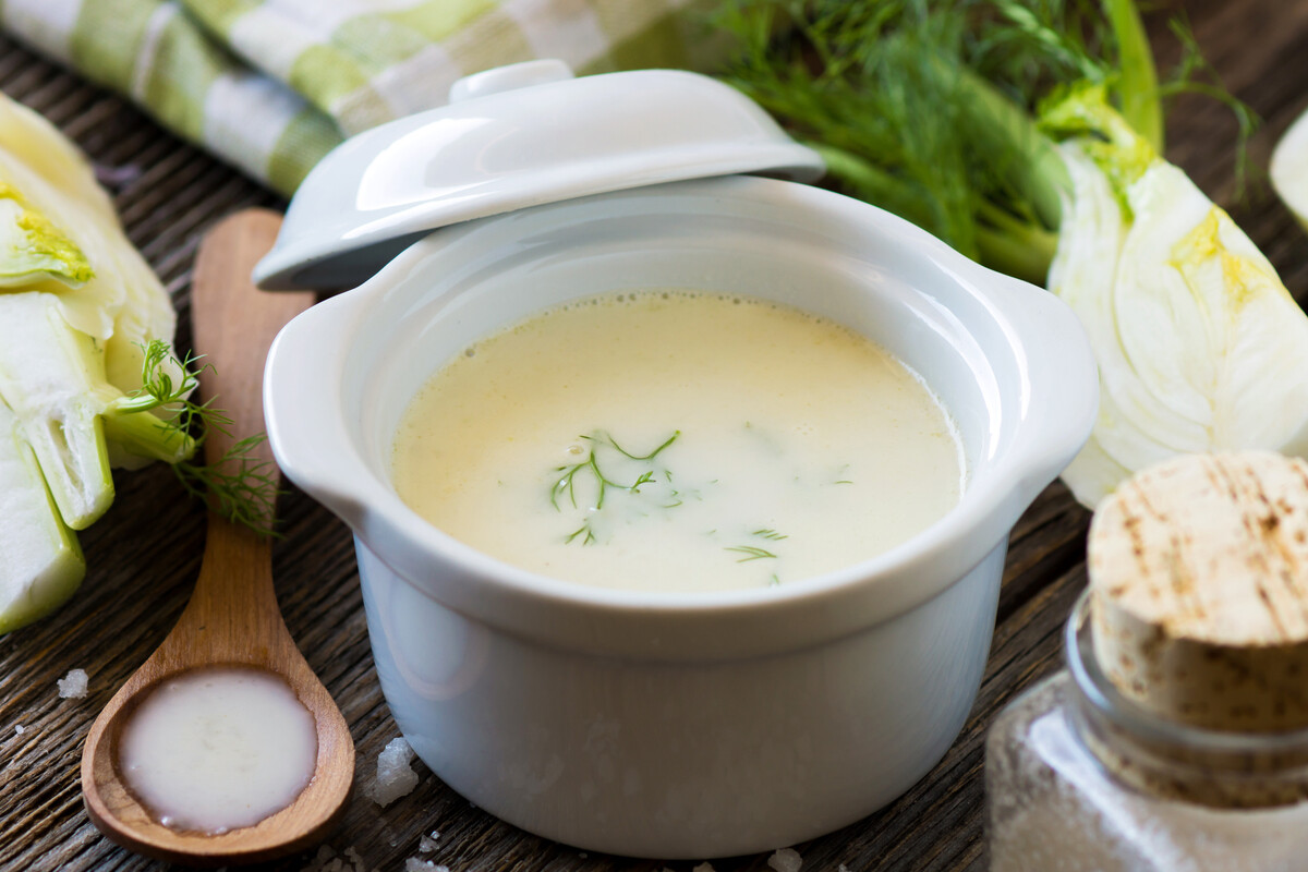 Cocotte con vellutata di finocchi e finocchi freschi vicino