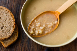 Vista dall'alto zuppa di farro con fette di pane