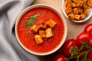 Vista dall'alto zuppa di pomodoro con crostini di pane