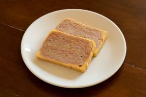 Piatto con fette di rifreddo alla bolognese tradizionale