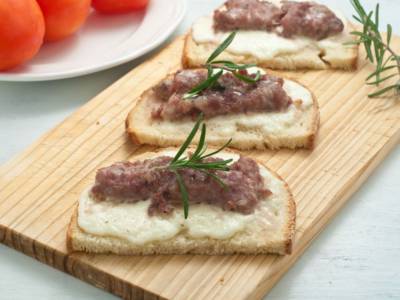 Bruschette con salsiccia