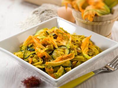 Cavatelli con fiori di zucca e olive, il primo piatto facile e gustosissimo