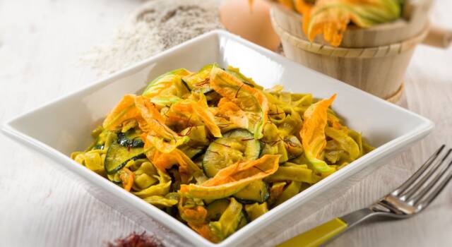 Cavatelli con fiori di zucca e olive, il primo piatto facile e gustosissimo