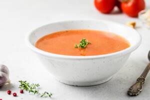 Ciotola con gazpacho freddo di carote
