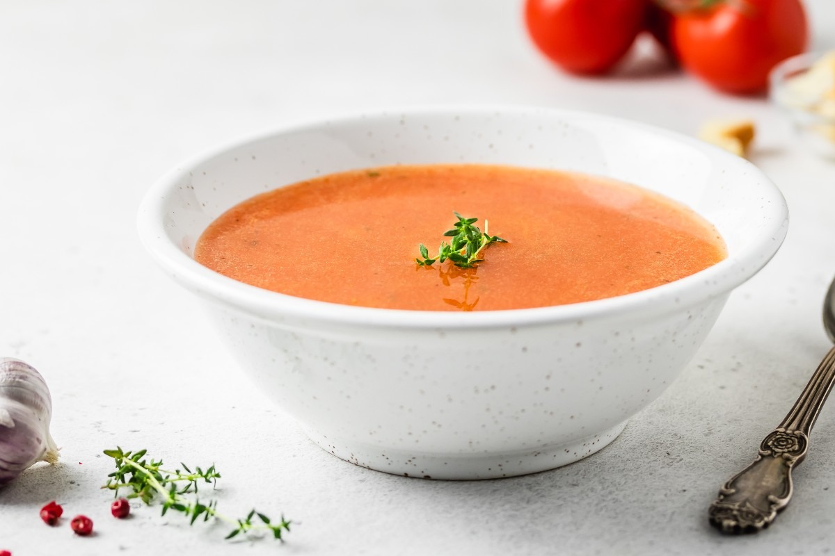 Ciotola con gazpacho freddo di carote