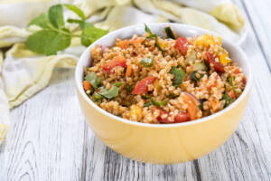 Ciotola con insalata di bulgur con pomodori, peperoni e menta