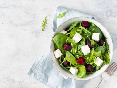 Insalata spinacini pera e barbabietole: la ricetta fresca con frutta e verdura