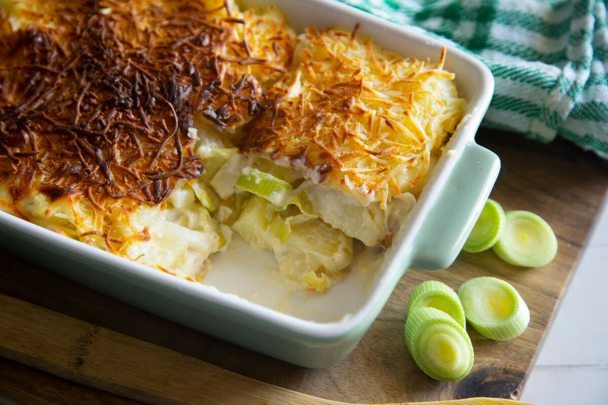 Pirofila con porri e patate cotti al forno e gratinati