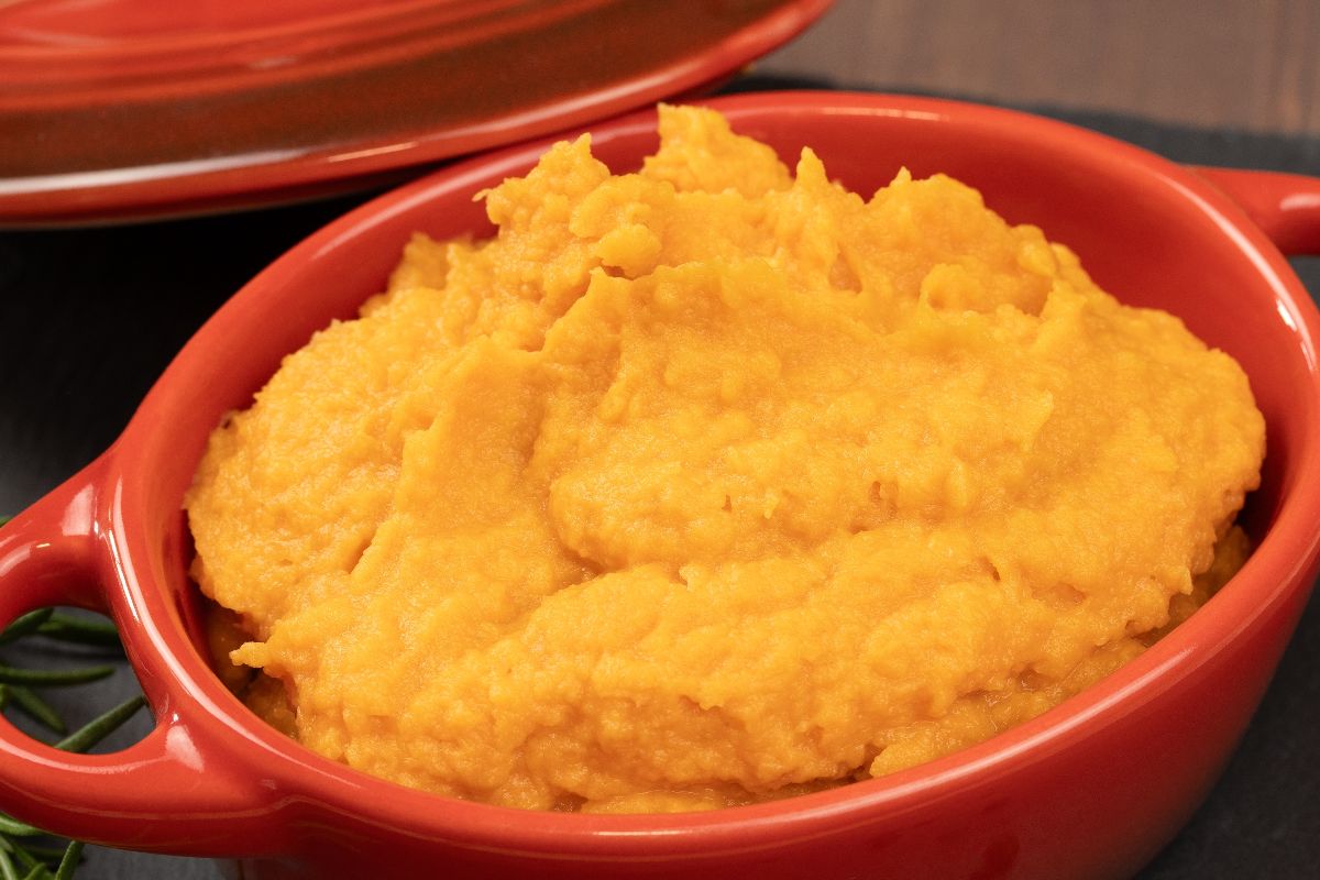 Cocotte di terra cotta con all'interno purè arancione