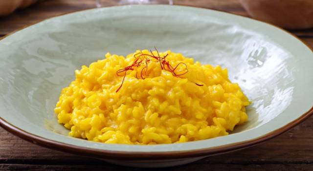 Delizioso e colorato: ecco come fare il risotto allo zafferano (anche con il Bimby)