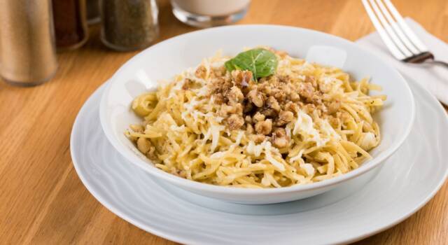 Spaghetti noci e alici: semplicità e sapore a tavola!