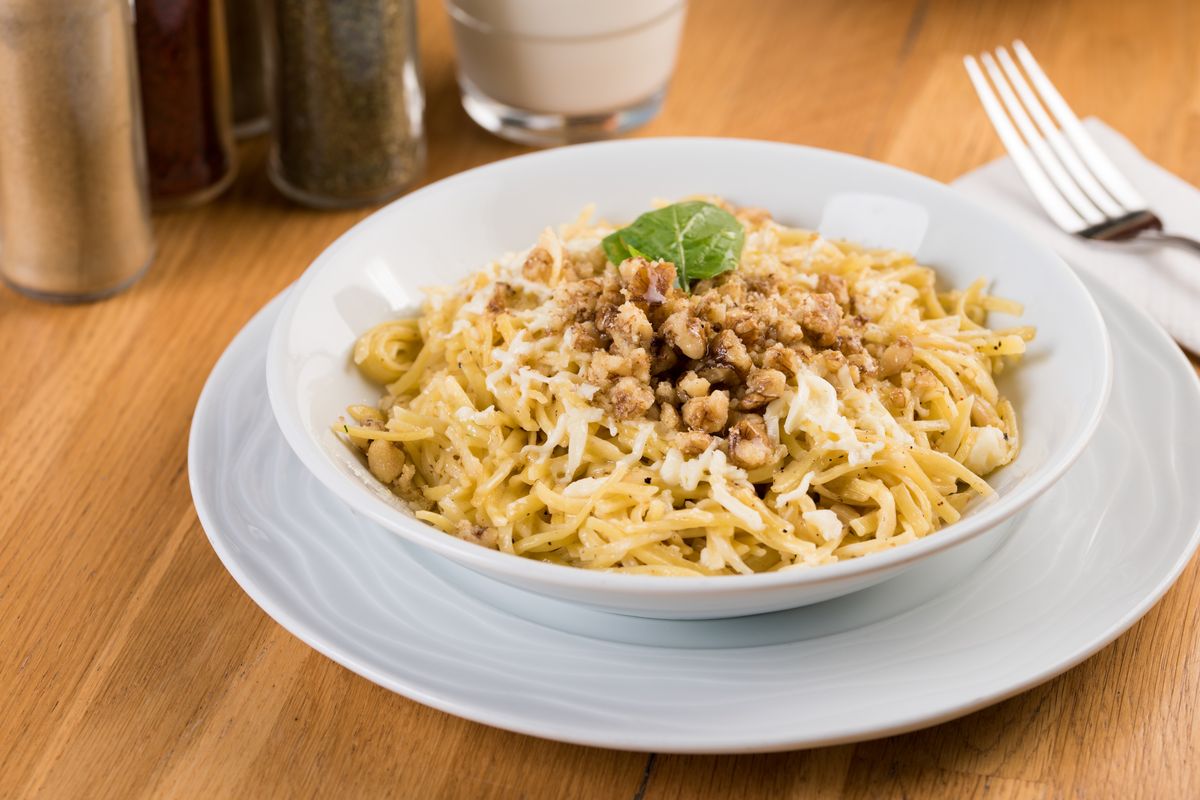 Spaghetti with nuts and anchovies