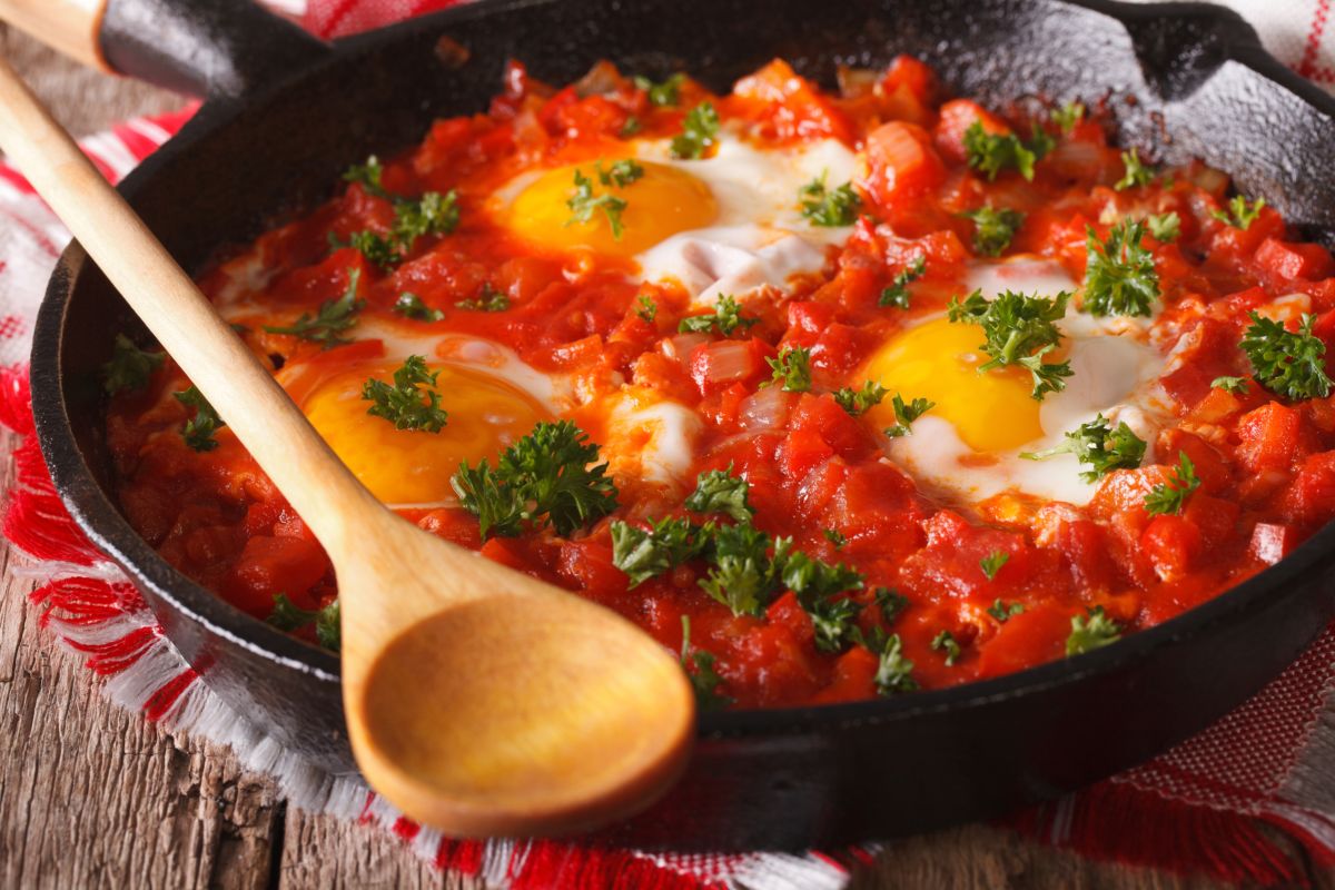 egg with tomato sauce