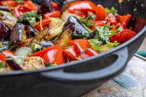 Casseruola con peperoni, melanzane e pomodori cotti