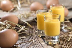 Bicchierini di vetro con zabaione appena fatto