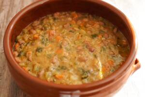Cocotte di terracotta con zuppa a base di legumi