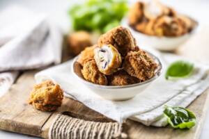Funghi champignon impanati e fritti in ciotola di ceramica