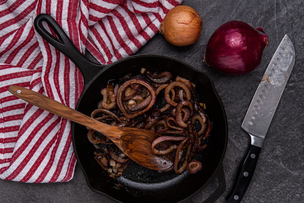 Sweet and sour red onions