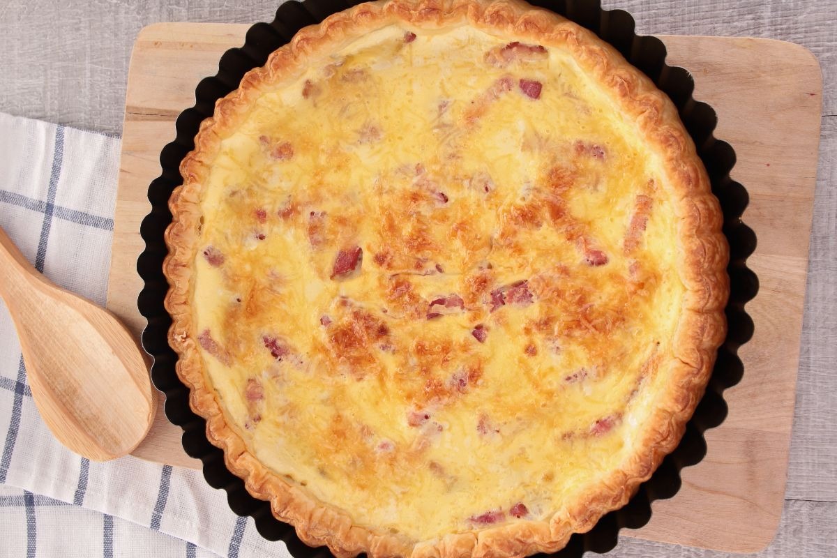 Crostata di patate vista dall'alto con ripieno di prosciutto e formaggio