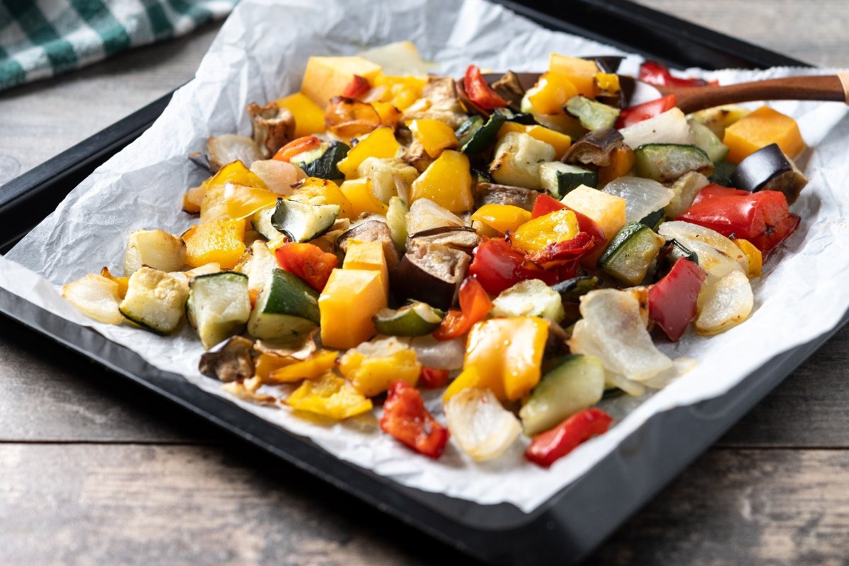 Mix di verdure estive su taglia rivestita di carta forno