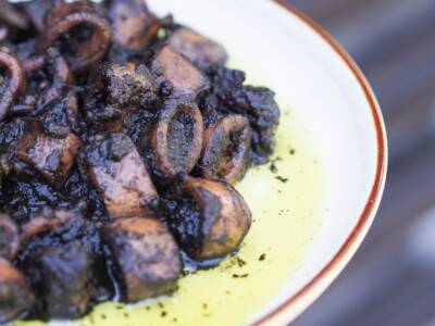 Polenta bianca con nero di seppia